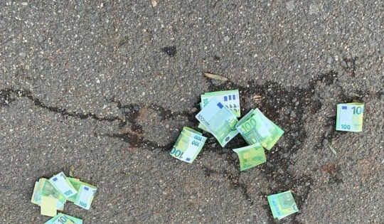 Un tânăr din Zalău a găsit pe stradă peste 3.000 de euro și un card, în timp ce mergea către școală. Ce a făcut apoi: „L-au felicitat”