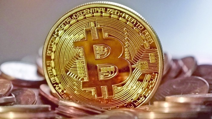 Investitorii nu știu ce să creadă: Bitcoin e mort sau doarme?