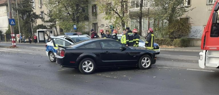 S-a întâmplat în Capitală! O mașină de Poliție, implicată într-un accident: doi răniți