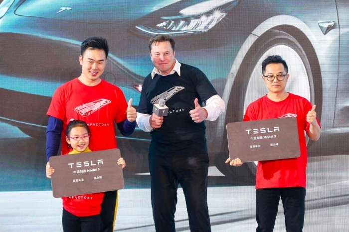 Cine se află cu adevărat la volanul Tesla în China?