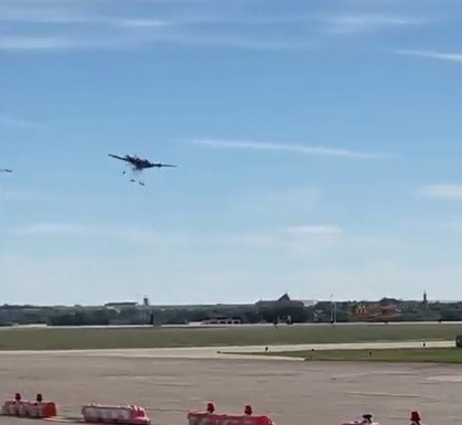 DRAMĂ în aer. Două avioane s-au CIOCNIT la mică distanţă de sol! N-a mai rămas nimic din ele (VIDEO)