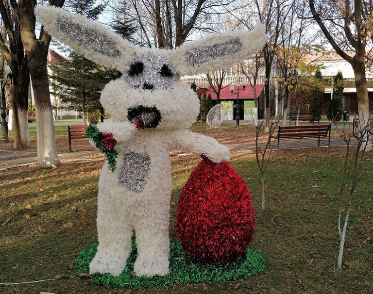 Vin Sărbătorile de iarnă, dar a apărut iepurașul de Paște! Decorațiunea montată într-un parc din țară