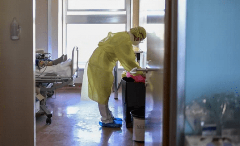 Covid-19. Când a mințit Big Pharma? Medicii și asistentele nevaccinați, buni acum să se întoarcă la muncă