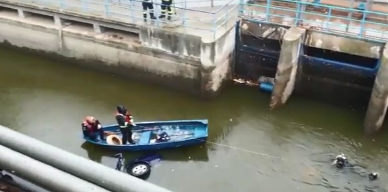S-a întâmplat în Capitală! O mașină a căzut în lacul Floreasca. Doi oameni au fost duși la spital – VIDEO