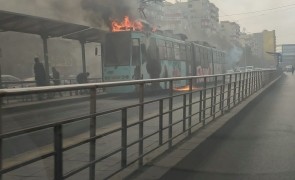 Un tramvai a luat foc în Capitală: degajări mari de fum! Pompierii, în alertă – VIDEO