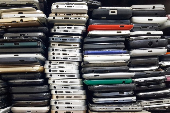 „Muntele” de  peste 5 miliarde de telefoane mobile aruncate: o optime din drumul spre Lună