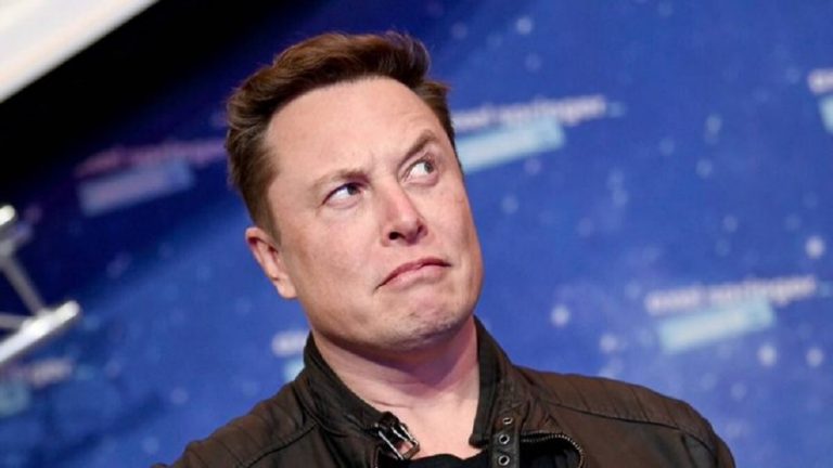 Cum vrea Elon Musk să-i transforme pe oameni într-o „turmă” de roboţi: va implanta cipuri cerebrale