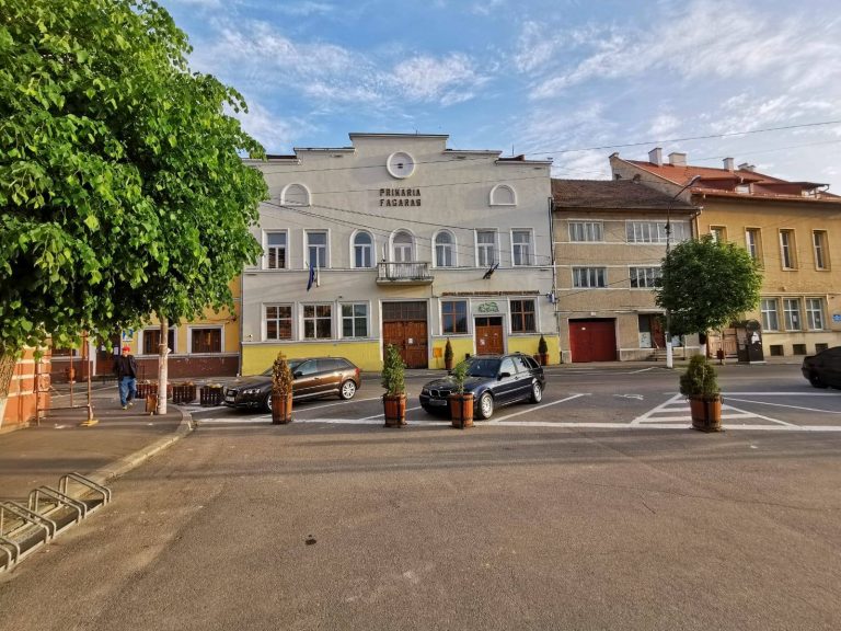 Scandal uriaș la o ședință a Consiliului Local Făgăraș! Patru consilieri au ajuns la spital. A intervenit poliția – VIDEO