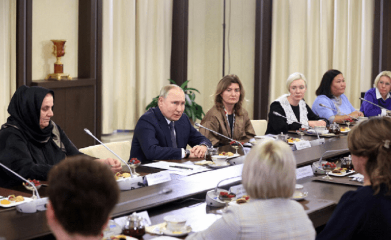 „Nu credeți toate minciunile”. Ce le-a spus Putin mamelor soldaților trimiși în Ucraina