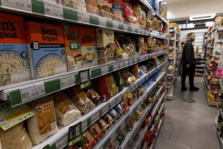 Η Ελλάδα αναγκάζει τα σούπερ μάρκετ να πωλούν προϊόντα σε «προνομιακές τιμές».  «Ο κόσμος βλέπει τις τιμές να ανεβαίνουν και λέει ότι είναι κλοπή»