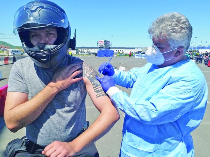 De ce tac vaccinații? Efectele secundare le-au distrus sănătatea