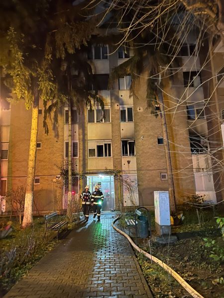 Zeci de locatari evacuați dintr-un bloc din Mureș, în urma unui incendiu