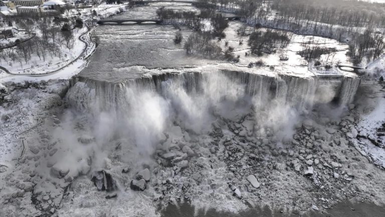 Imagini spectaculoase din SUA. Cascada Niagara a înghețat – VIDEO