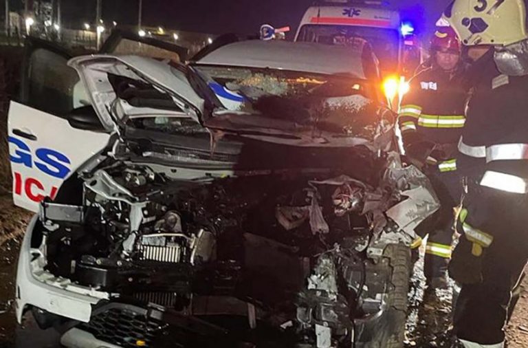 O ambulanță care ducea pacienți la dializă, implicată într-un accident, în Iași: patru răniți