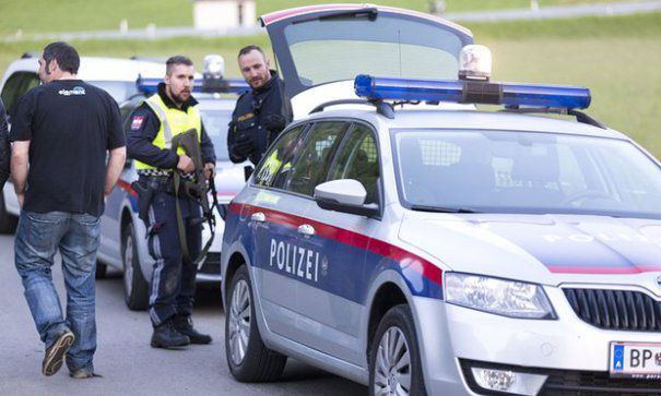 Un român de 14 ani a provocat haos în Austria după ce a furat mașina unui polițist: Cinci răniți și trei vehicule distruse