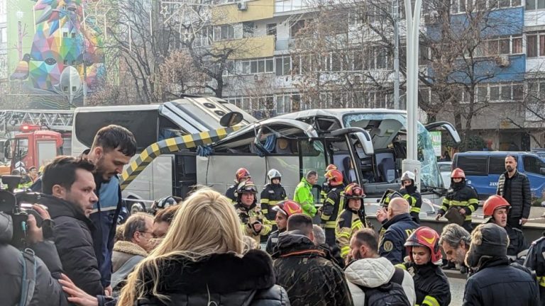Accident grav la Pasajul Unirii! Autocar cu zeci de turiști străni, făcut ZOB. Mulţi oameni, încarceraţi! (FOTO)