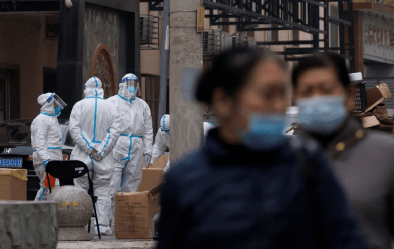 China: explozie de cazuri de Covid-19, dar „imposibil” de numărat. Beijingul, prins în capcană, bătaie pe medicamente