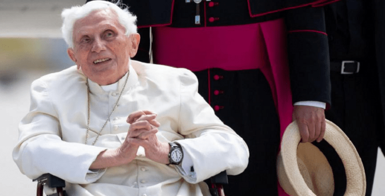 Vaticanul confirmă: Fostul papă Benedict, în stare gravă. Papa Francisc a cerut rugăciuni pentru el