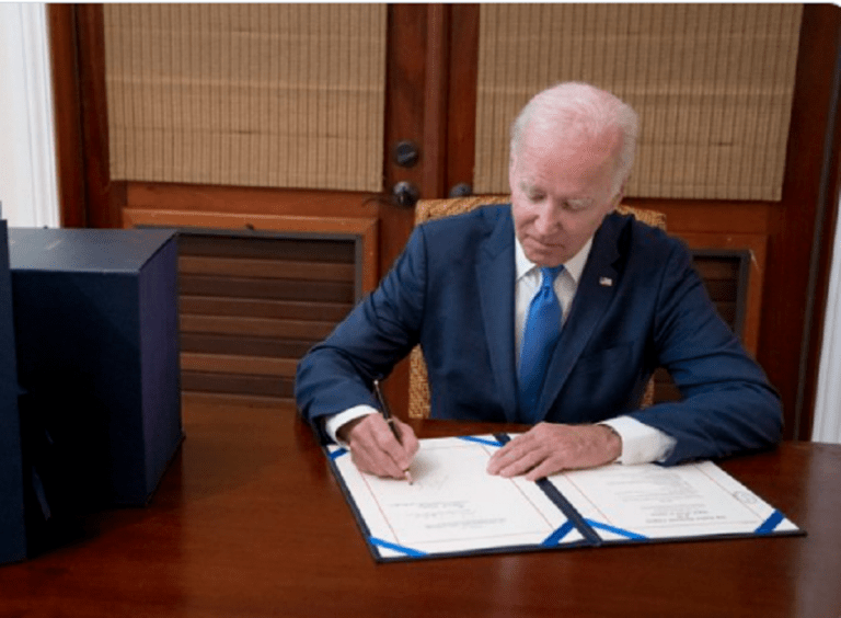 Joe Biden promulgă legea bugetului federal, suma este colosală. Cât vor plăti contribuabilii pentru Ucraina