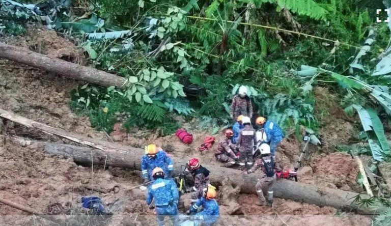 POTOP în Malaezia! Zeci de oameni au fost înghiţiţi de o alunecare de teren, lângă Kuala Lumpur – VIDEO