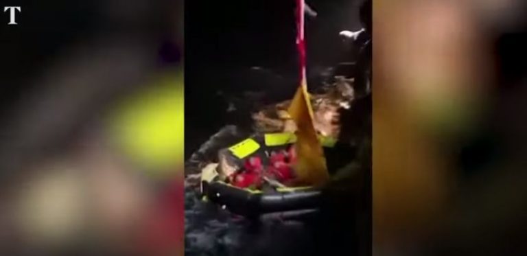 O navă de război s-a scufundat, în condiții de vreme rea. Peste 30 de oameni, dați dispăruți și căutați de autoritățile thailandeze