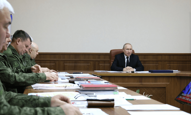 RĂZBOI ÎN UCRAINA. Putin i-a convocat pe toți comandanții.  „Aș dori să aud propunerile dumneavoastră privind acțiunile” – FOTO