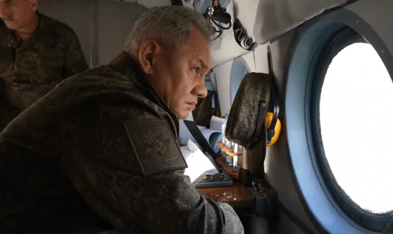 RĂZBOI ÎN UCRAINA. Putin îl trimite pe Serghei Șoigu în inspecție pe linia frontului. Imagini cu ministrul Apărării în elicopter – VIDEO