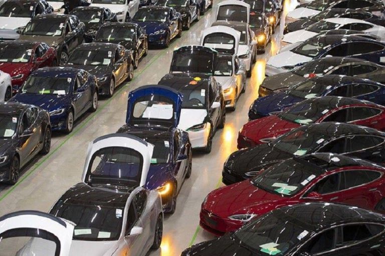 Tesla reduce producția la mega-uzina din Shanghai / Elon Musk începe anul cu frâna trasă