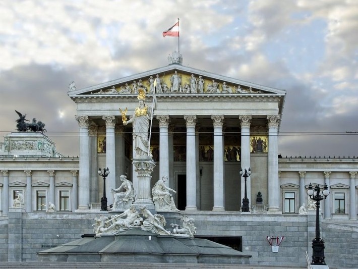 S-a trecut la un alt nivel. Protest al românilor din diaspora în fața Guvernului austriac