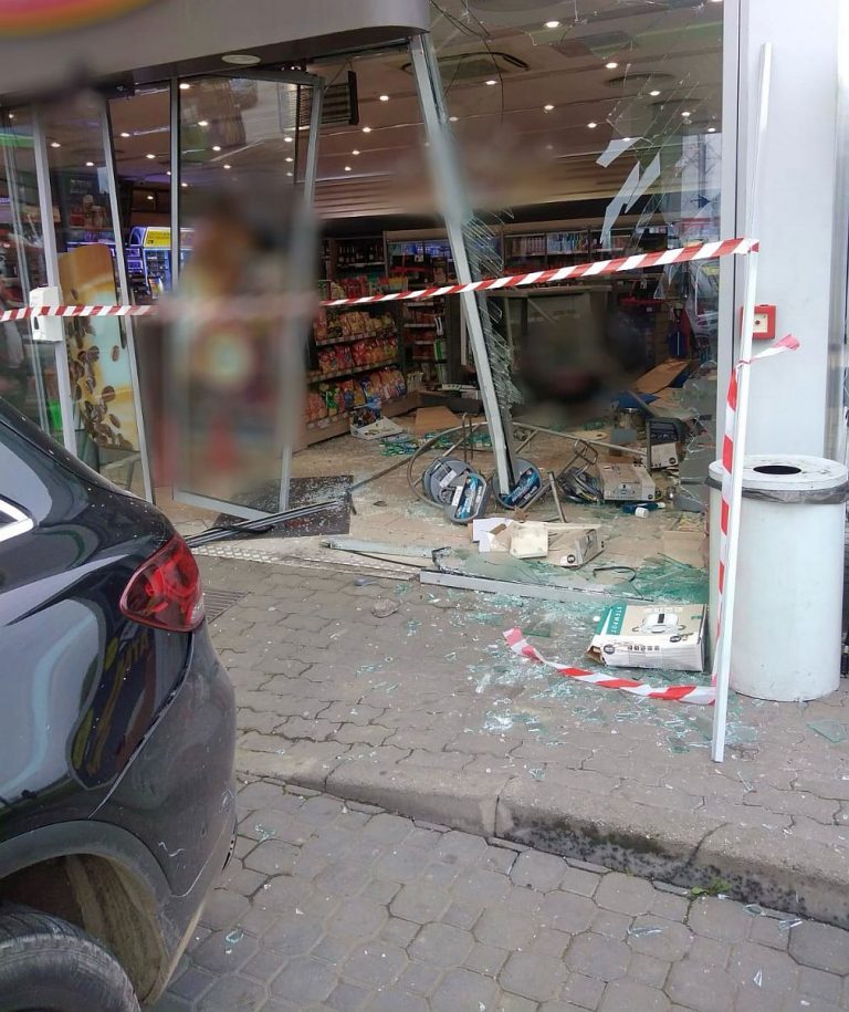 A făcut prăpăd în cale: Un bolid a ajuns în vitrina unei benzinării