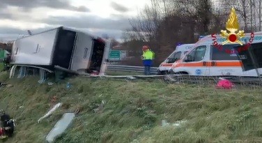 DEZASTRU în Italia: 22 de răniți, după ce un autocar cu români s-a răsturnat!
