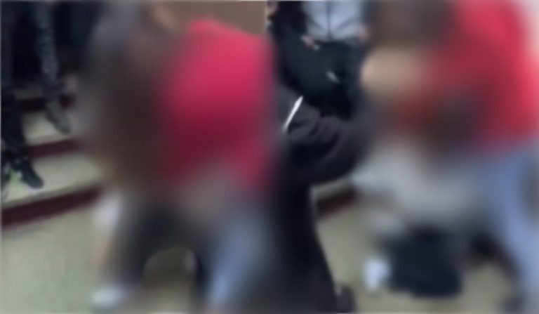 România educată?! Două eleve s-au luat la bătaie în școală! De la ce a pornit conflictul