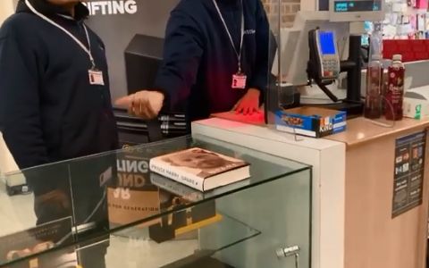 Forfotă în UK pe tema autobiografiei prințului Harry. Oamenii s-au grăbit să cumpere cartea, așteptând la coadă să pună mâna pe un volum