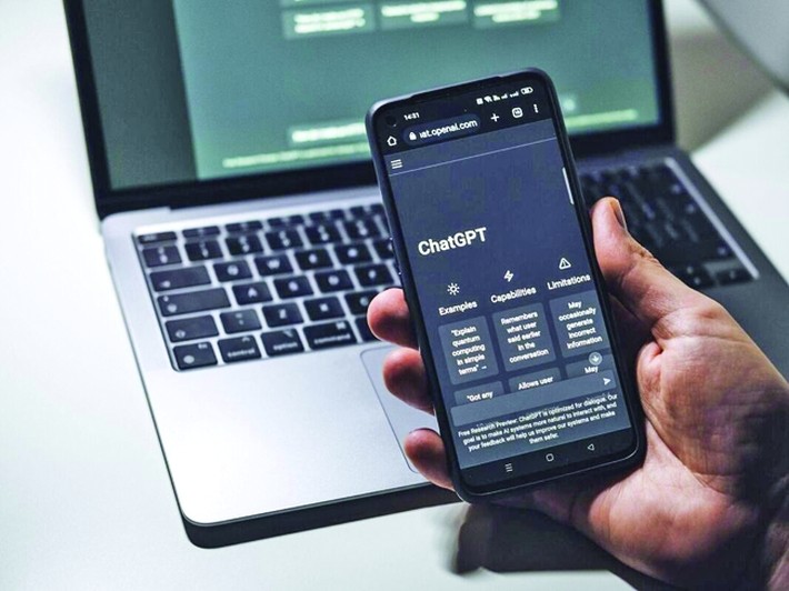Chatbot-ul „cod roșu”: Microsoft atacă Google