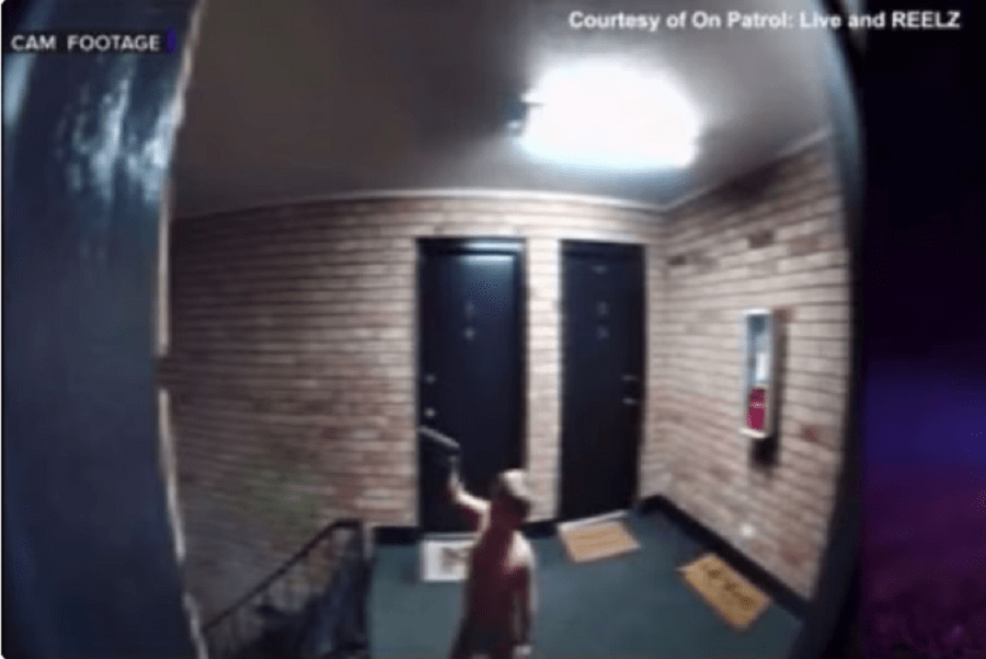 Imagini șocante. În scutece, un copil se plimbă pe scări cu un pistol încărcat în mână – VIDEO