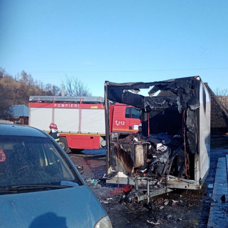 Explozie urmată de incendiu, la o rulotă tip fast-food, în Maramureș. Sunt oameni răniți