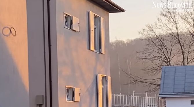 Imagini surprinzătoare! Cum arată obloanele montate la geamurile unei școli din România! – VIDEO