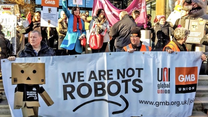 Patronul Amazon, un scârțar. “Roboții sunt tratați mai bine!”