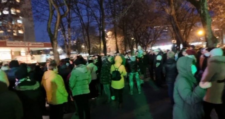 Oamenii au ieșit în stradă. Protest în fața spitalului din Satu Mare, după moartea unei adolescente de 15 ani – VIDEO