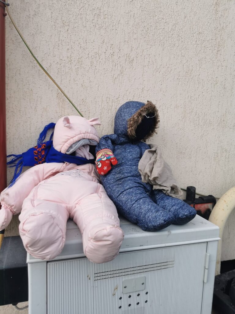 Prinse la cerșit cu păpuși din cârpe, pe post de bebeluși. „Un bănuț pentru lapte praf”/Poliția Locală a dat amenzi
