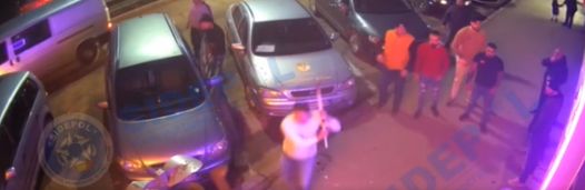 VIDEO. Bătaie mai ceva ca-n filme, în plină stradă, la Buhuși. „Tot arsenalul unei răscoale a fost adus pe…”