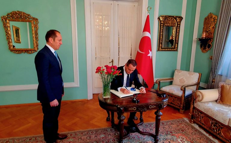 Băluță a semnat în cartea de condoleanțe de la Ambasada Turciei. Primarul sectorului 4: „Suntem alături de poporul turc, greu încercat în aceste momente”