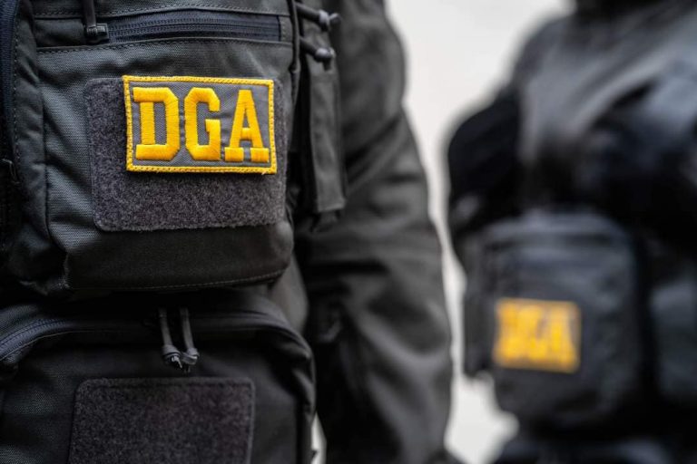 Anchetă de amploare. Percheziţii la locuinţele unor poliţişti din cadrul IPJ Braşov/ Suspiciuni de luare și dare de mită, trafic de influență