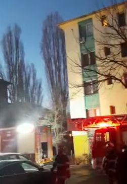 Panică într-o bloc din Craiova, după izbucnirea unui incendiu. Zeci de persoane evacuate – VIDEO