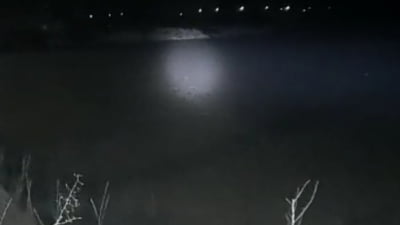 Aventură periculoasă! Doi băieți au căzut în apa unui lac, după ce au ajuns cu bicicletele pe suprafața înghețată