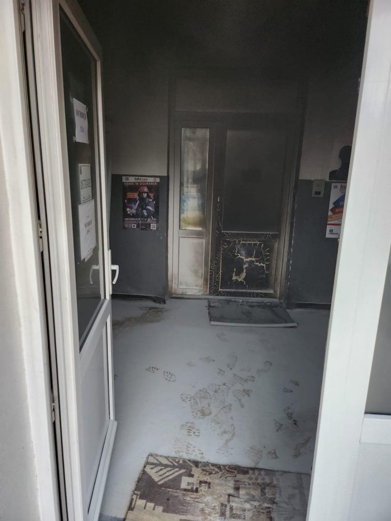 ȘOCANT! Un recidivist băut a aruncat cu benzină și dat foc în holul sediului poliției din Huedin/Oamenii, scoși pe geam