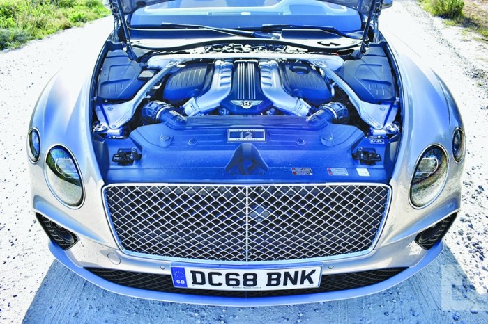 Sfârșitul mărețului „dublu V 12”. Un clasic al luxului se leapădă de motoarele pe benzină