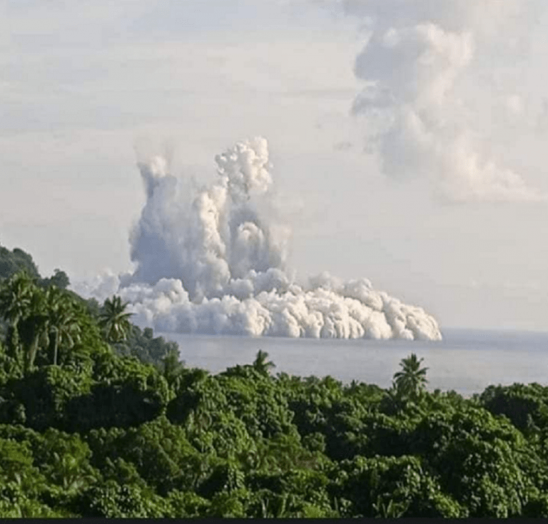 Vanuatu: Un vulcan subacvatic erupe violent / Plouă cu cenușă și sulf în paradisul din Pacific – FOTO
