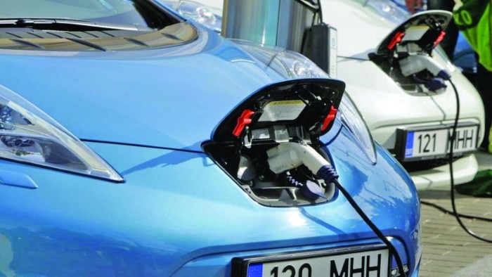 „Arunci bateria după o coliziune minoră”. Cât de durabile sunt mașinile electrice?