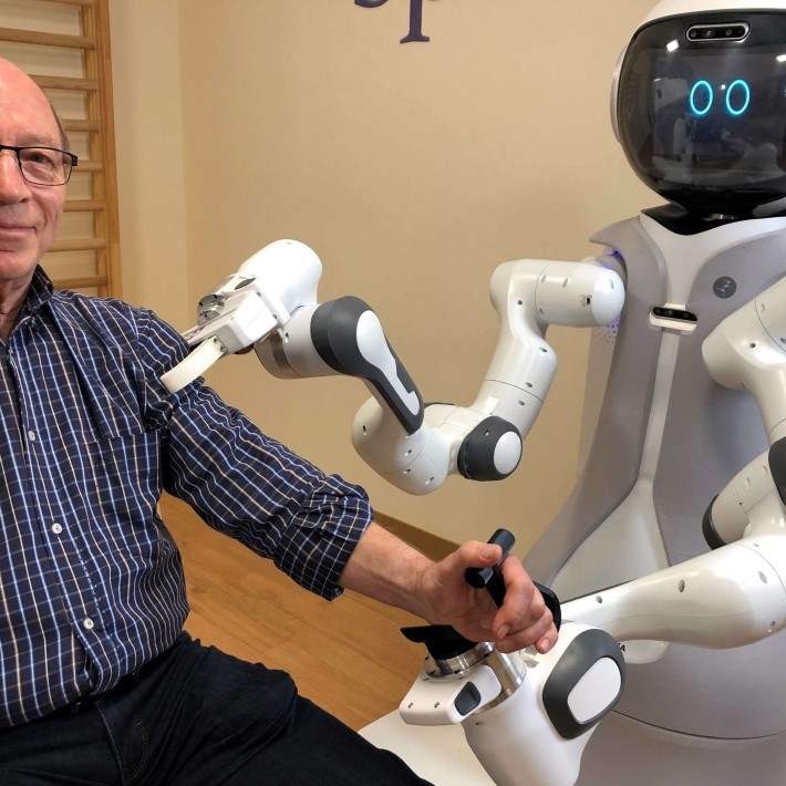 „Geriatronică”: bătrânii, în grija roboților